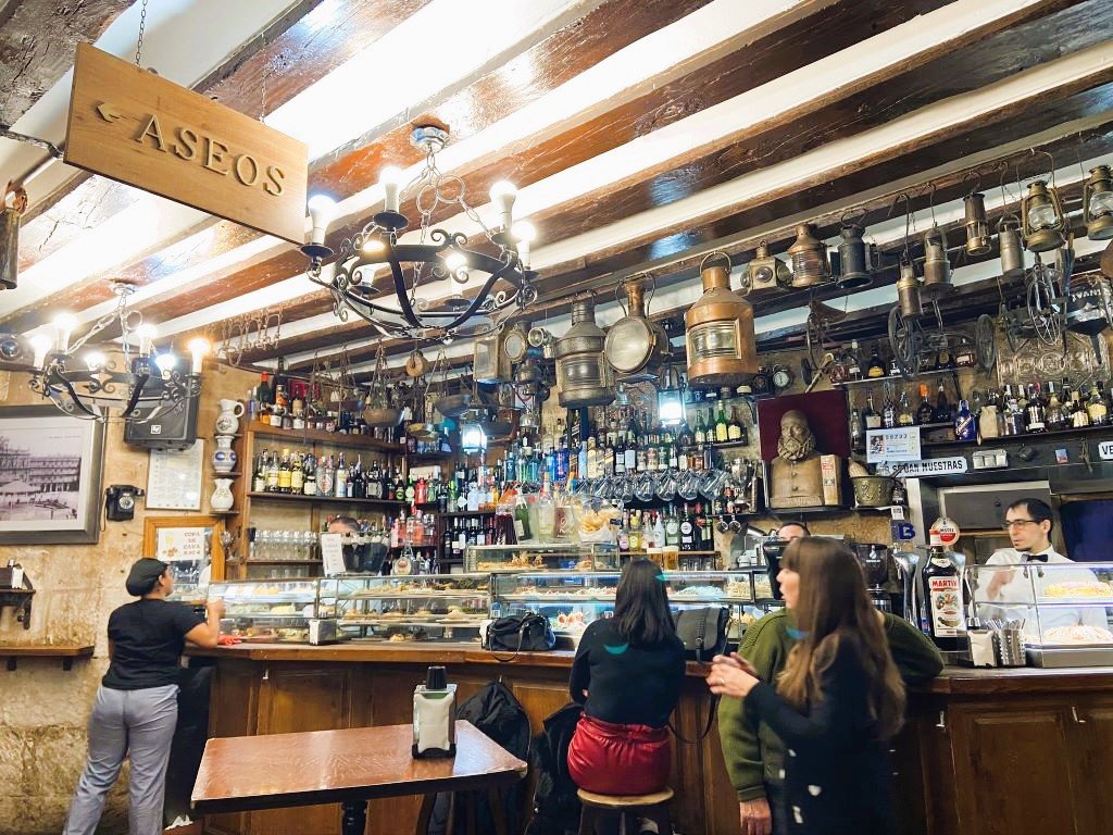 Interior do bar Mesón Cervantes - Salamanca, Espanha