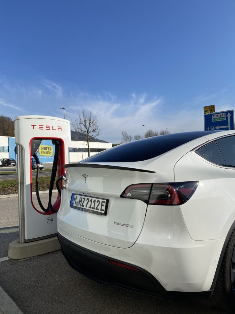 carregando tesla model y