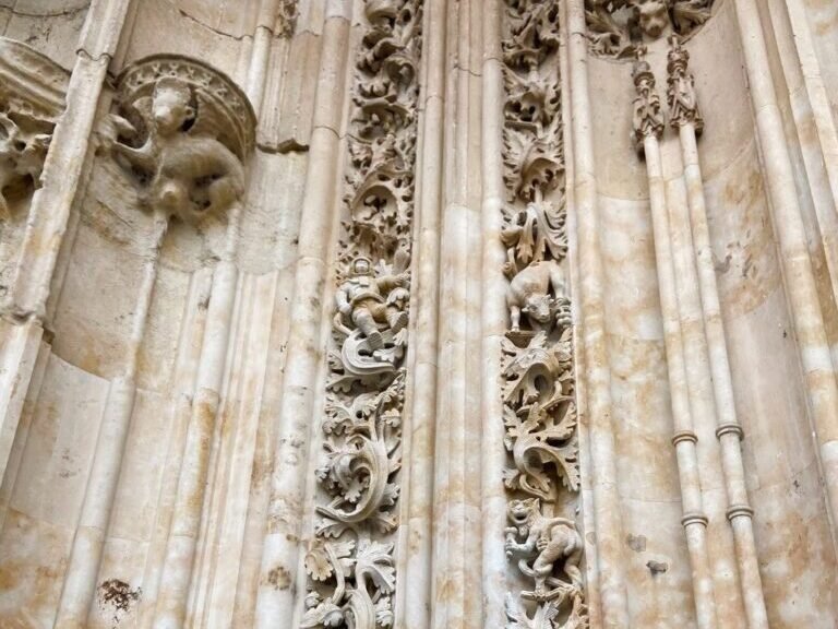 Esculturas na fachada da Catedral Nova de Salamanca