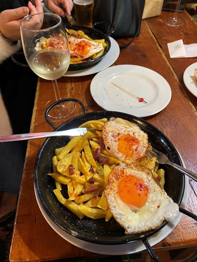Tapas em Valladolid com batatas, ovo e jamón